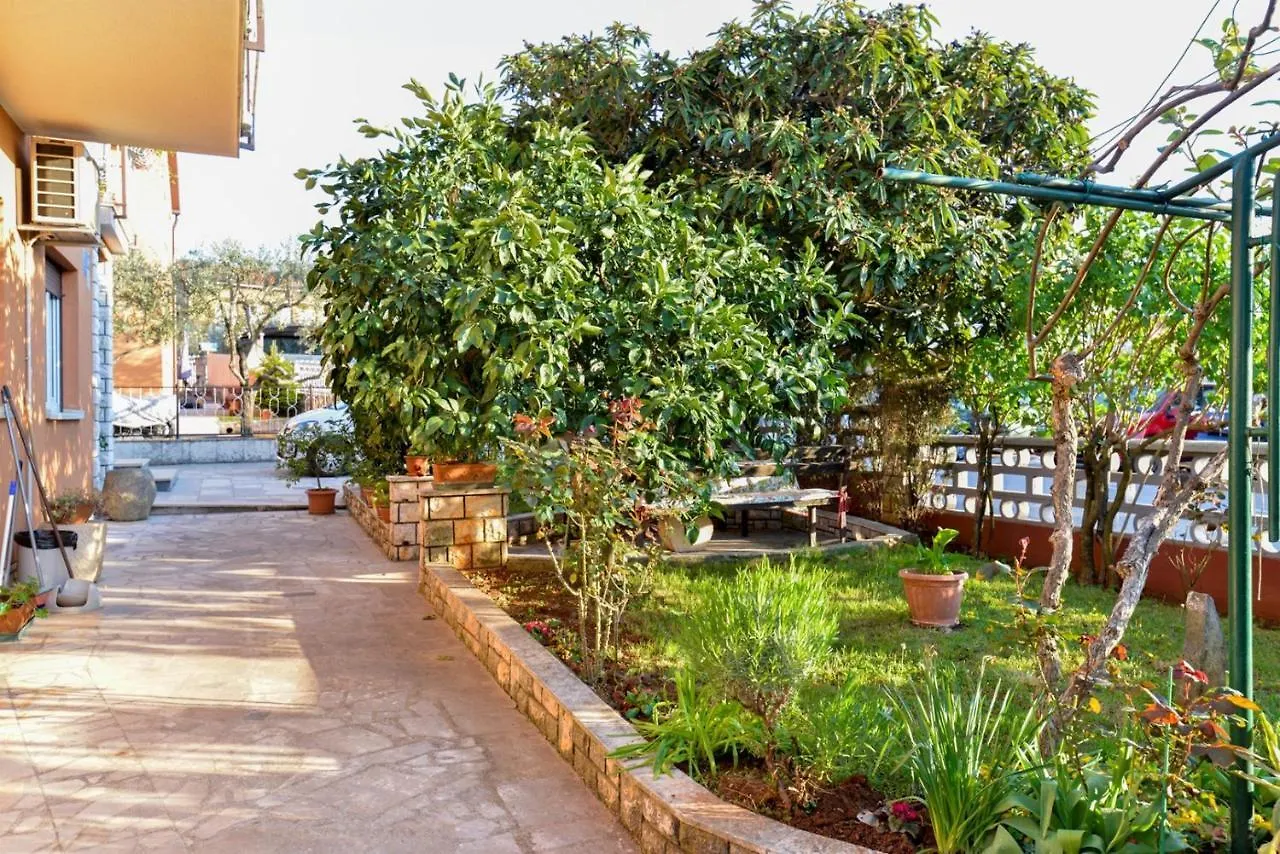 Aleks House With Apartments Umago