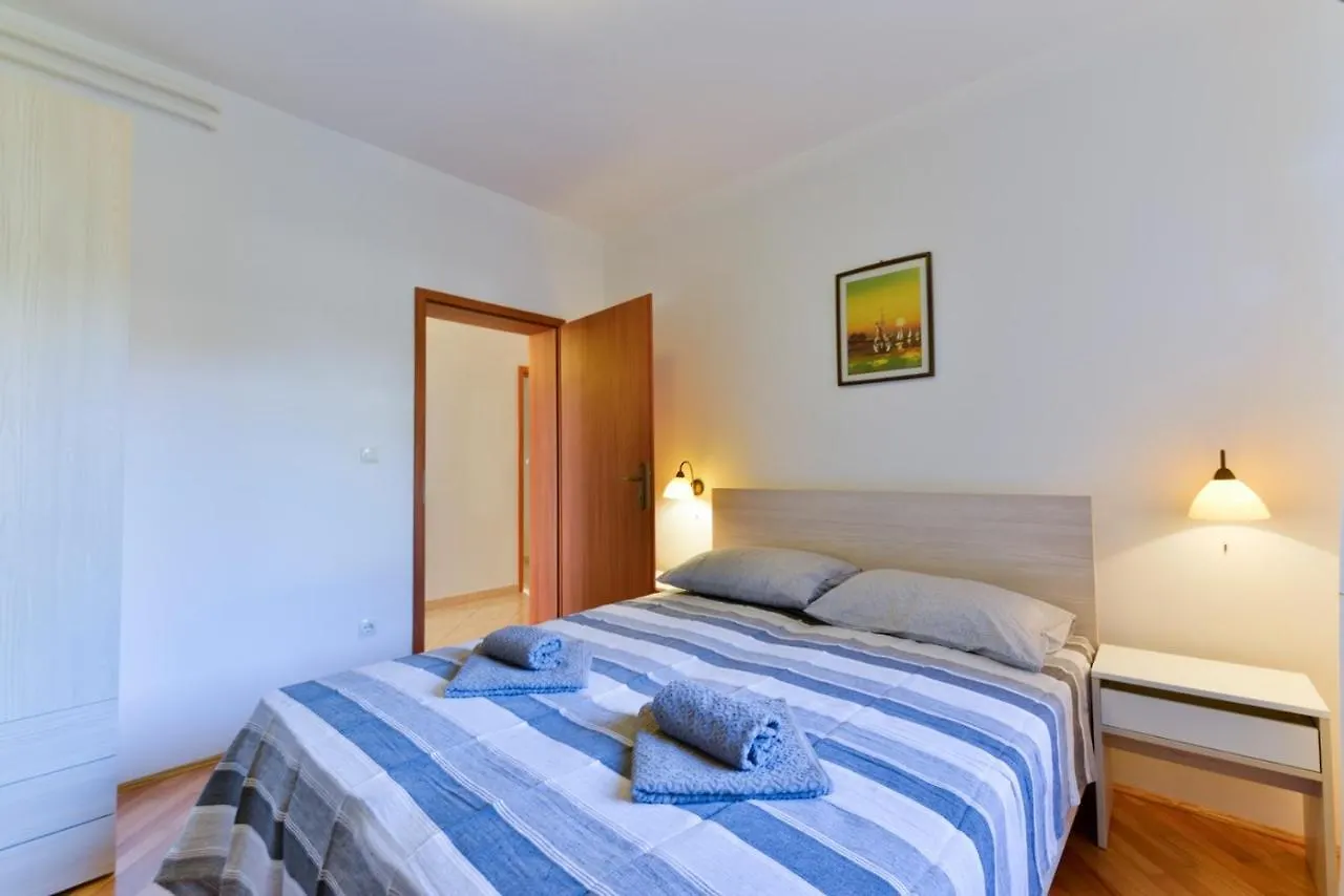 Aleks House With Apartments Umag