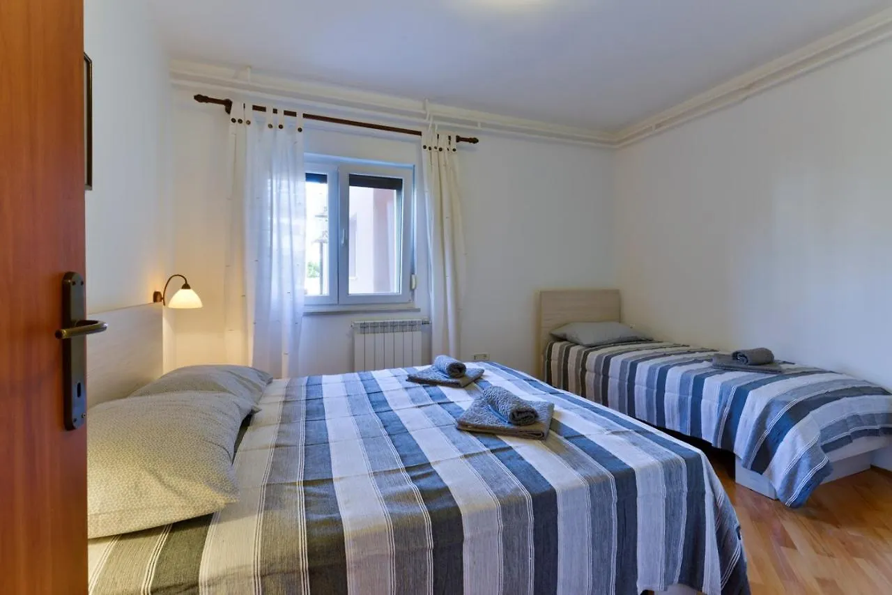 Aleks House With Apartments Umag