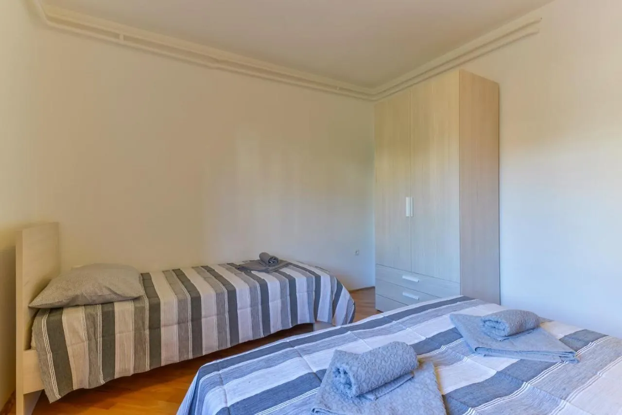 Aleks House With Apartments Umag Guest house