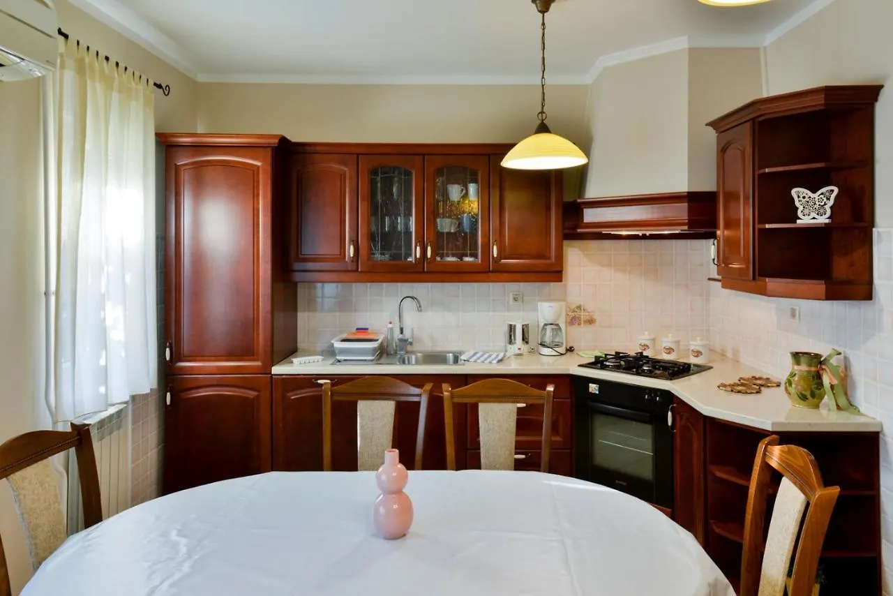 Aleks House With Apartments Umag