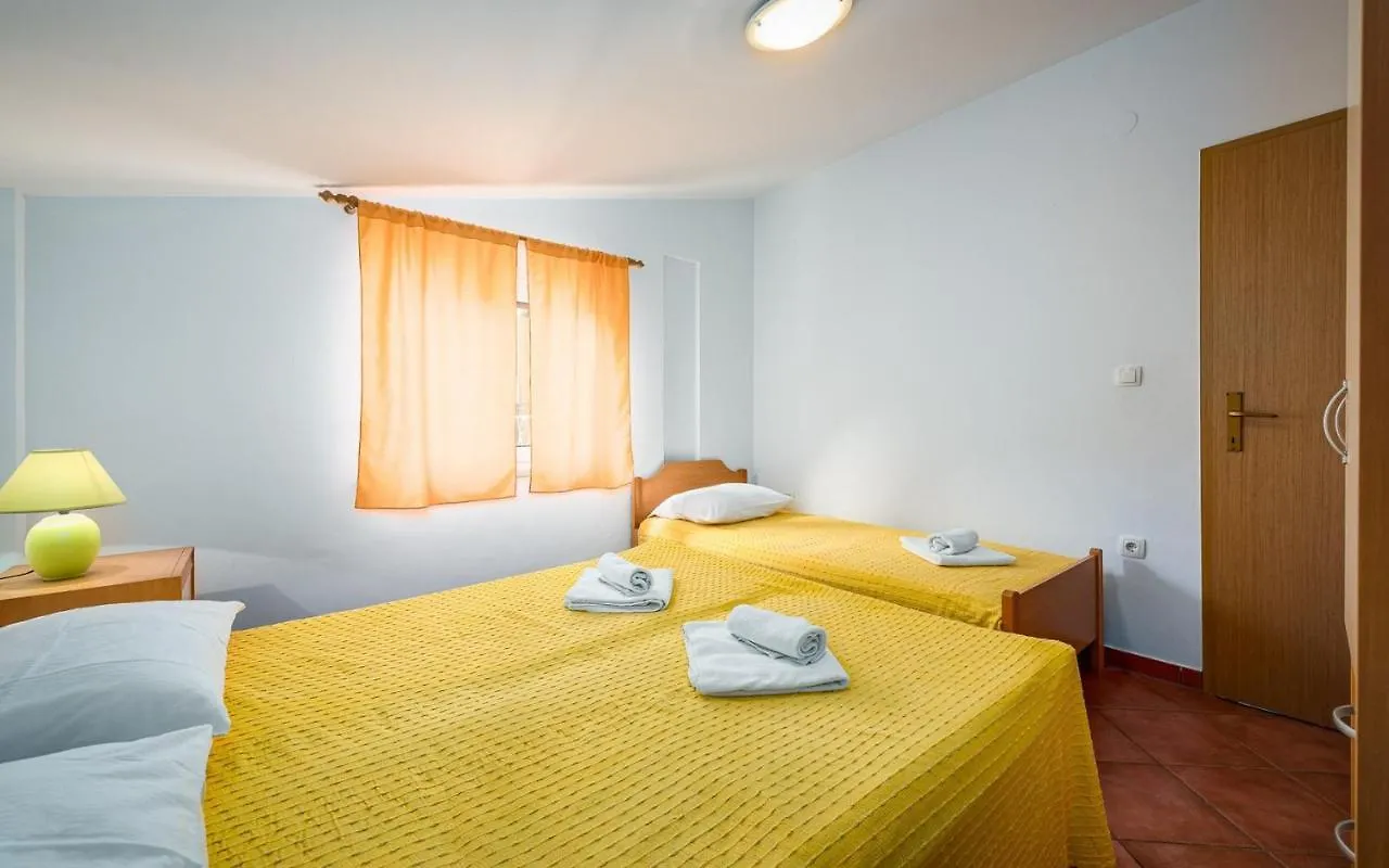 Aleks House With Apartments Umag