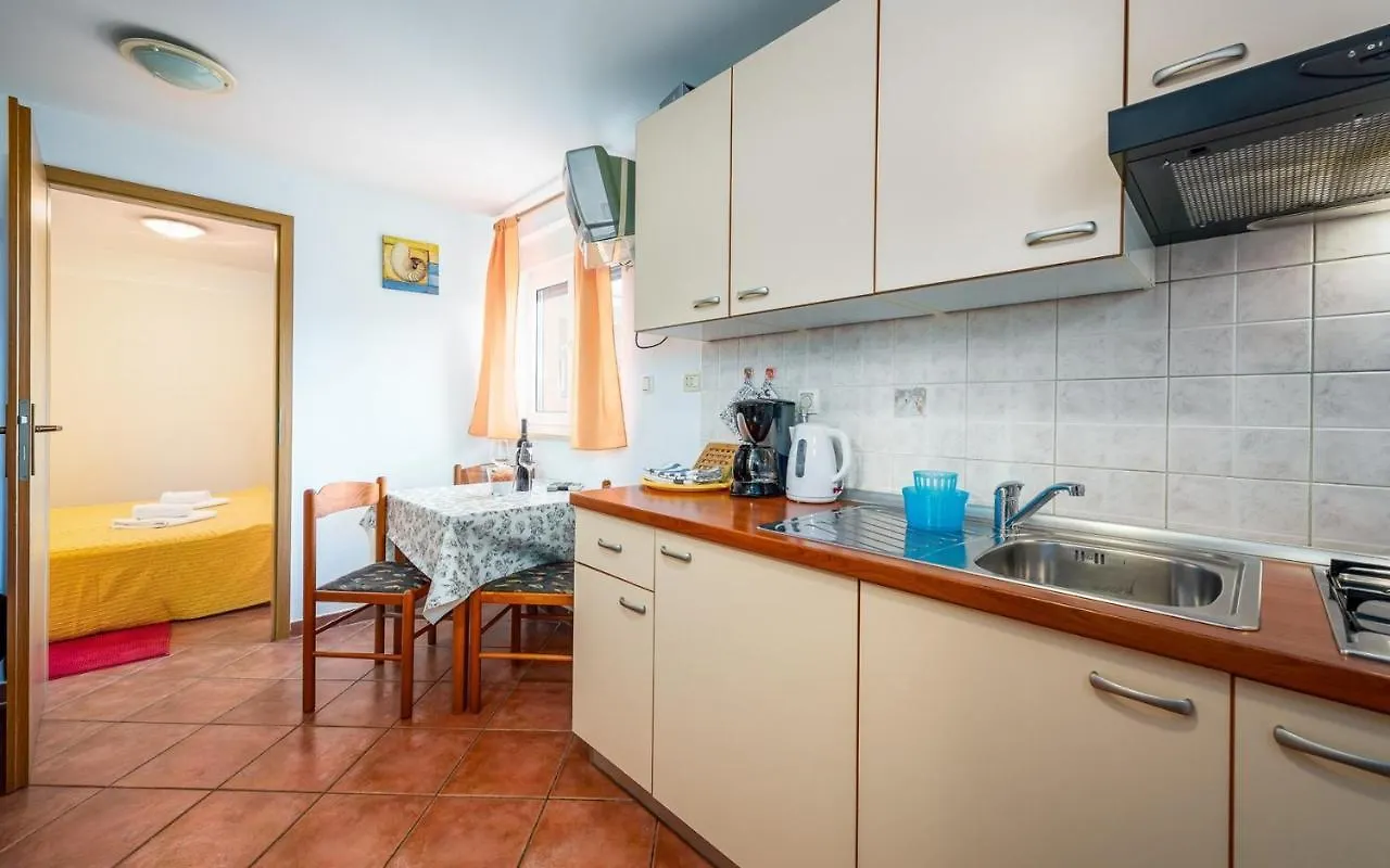 Aleks House With Apartments Umag Guest house